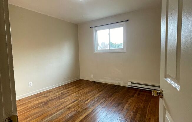 2 beds, 1 bath, $1,095, Unit Unit 1323B