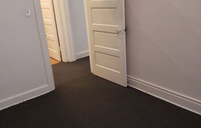 1 bed, 1 bath, $580, Unit Q-1