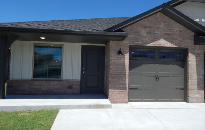 2 Bedroom 2 Bath 1 Car Garage Duplex - Great location close to the Broadway Extension and 8 minutes from downtown OKC