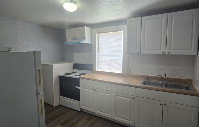 3 beds, 1 bath, $1,350, Unit C