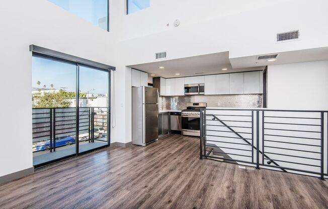Come home to these New Modern Townhouse in Hollywood!