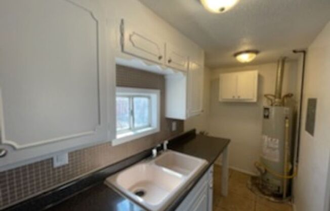 2 beds, 1 bath, $895, Unit 3113 NW 1st #A