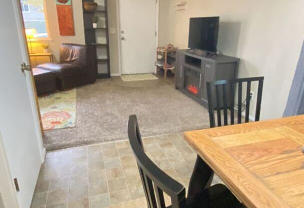 2 beds, 1 bath, 800 sqft, $1,400, Unit 1518 Mary-furnished