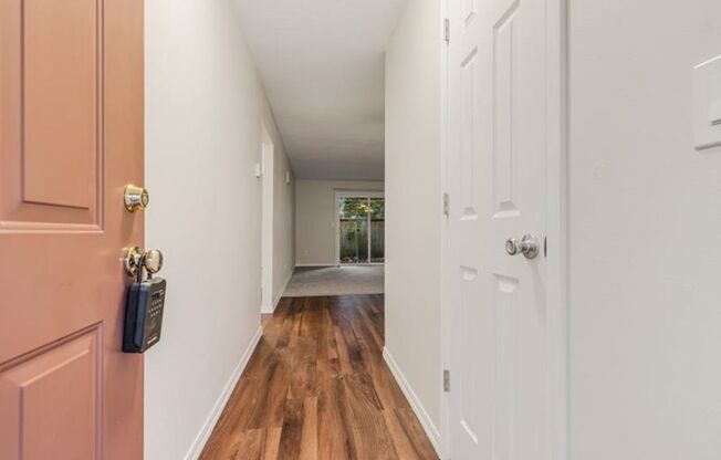 2 beds, 1 bath, 850 sqft, $1,600, Unit 37