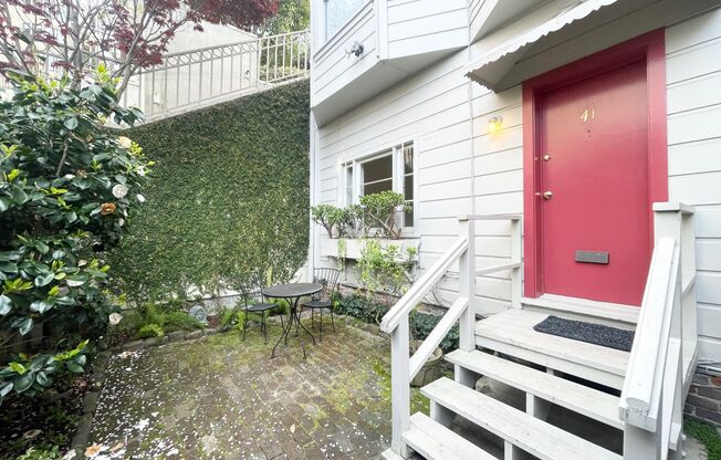 Nob Hill: Central Upper Nob Hill Location Studio with Beautiful Private Garden