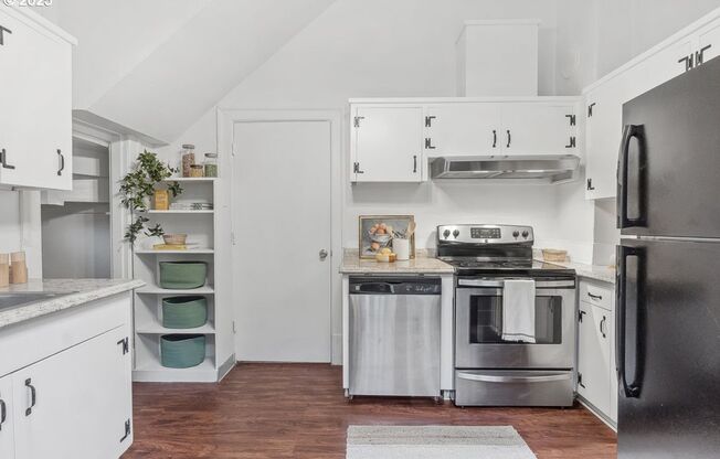 2Bd/1Ba + Bonus Room Located in the Popular NW District of Nob Hill and Slabtown. Walking Distance to Shopping and Restaurants!!!