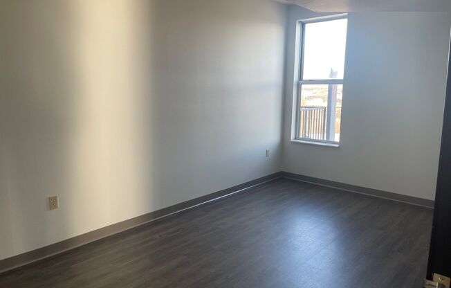 2 beds, 1 bath, 990 sqft, $1,800, Unit 201