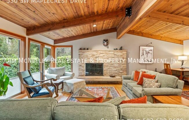 530 SW MAPLECREST DR