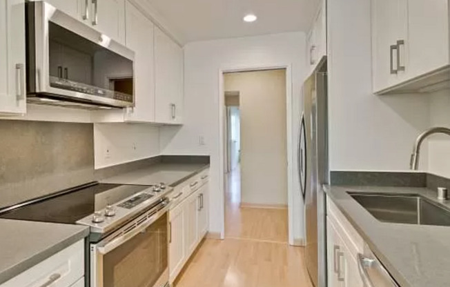 Remodeled 2 Bed, 2 Bath Condo in Desirable Greenhouse Community- MOVE IN SPECIAL!