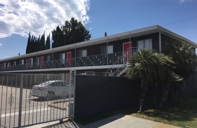 2BD 1 BA centrally located in Norwalk! In nearby proximity of the 5, 605, 105 freeways. Target shopping, civic center that includes an AMC theater and much more!!