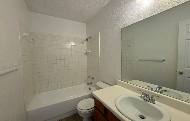 2 beds, 1.5 baths, $900, Unit Unit D