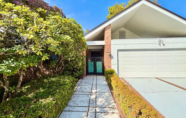 Elegant Windermere Home with Spacious Living, Private Courtyard & Lake Washington Proximity
