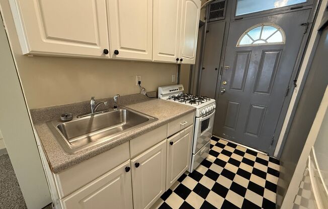 Studio, 1 bath, $700, Unit 3