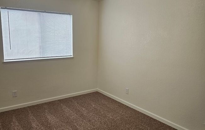 2 beds, 1 bath, $1,050, Unit A