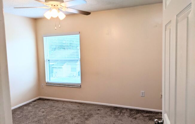 Well kept 2 bed/2.5 baths Townhome in the heart of Tuscawilla
