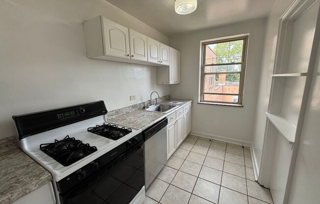 3 beds, 1 bath, 800 sqft, $2,100, Unit 406D