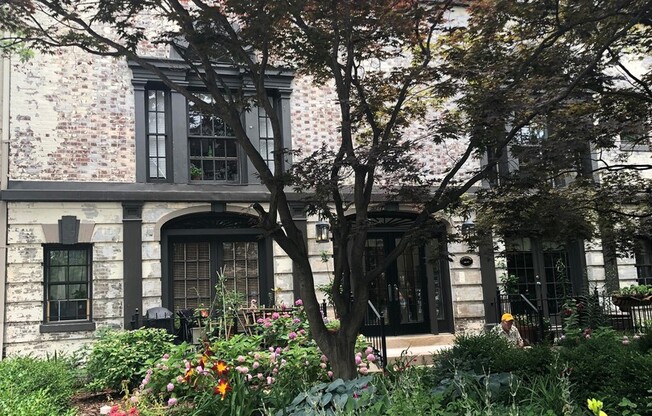 Dupont Circle/Logan Circle One Bedroom With Vaulted Ceilings, Washer/Dryer In Unit, & Floor to Ceiling Windows!