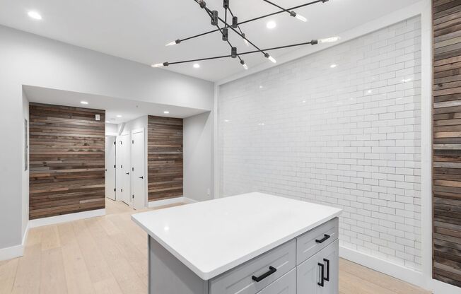 1 bed, 1 bath, 666 sqft, $2,395, Unit 001