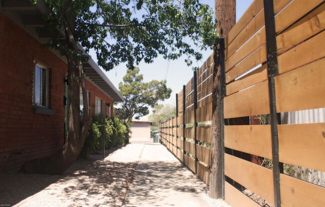 Fully Renovated 1 Bed/1 Bath – Near U of A & Downtown!