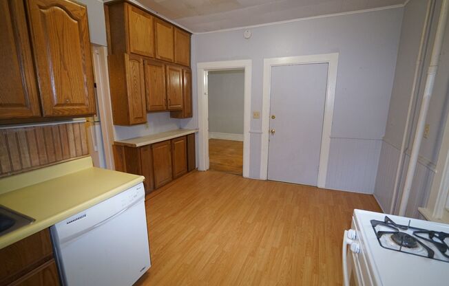 8 beds, 2 baths, $5,200, Unit 502