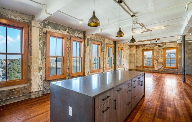 LUXURY   CONDOS IN THE HEART OF ALAMO CITY