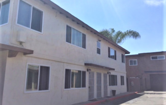 LOCATION LOCATION LOCATION!!! Oceanside Beach close Apartment