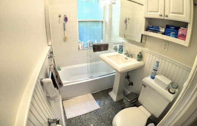 2 beds, 1 bath, 833 sqft, $2,200, Unit 42