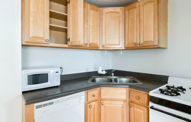 1 bed, 1 bath, 660 sqft, $2,150, Unit 3527.5-3E