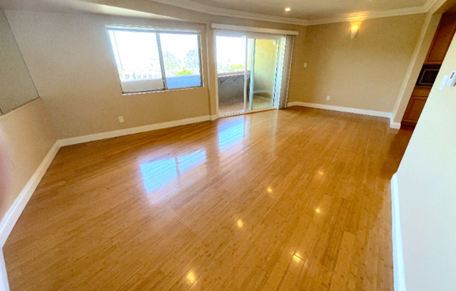 2 beds, 1.5 baths, 950 sqft, $4,195