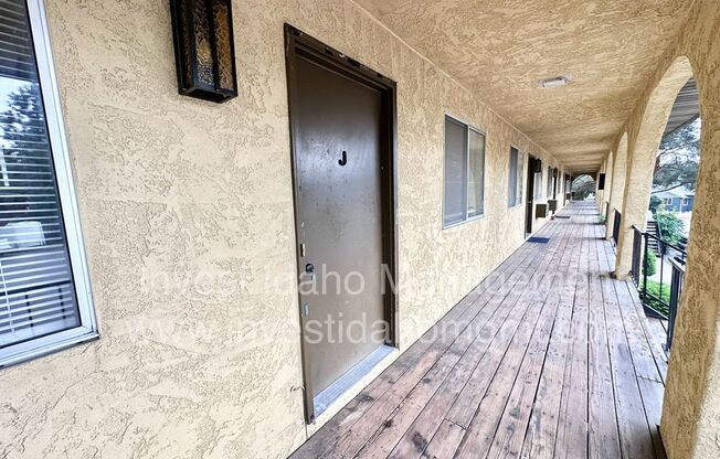 2 beds, 1 bath, 750 sqft, $1,095, Unit J