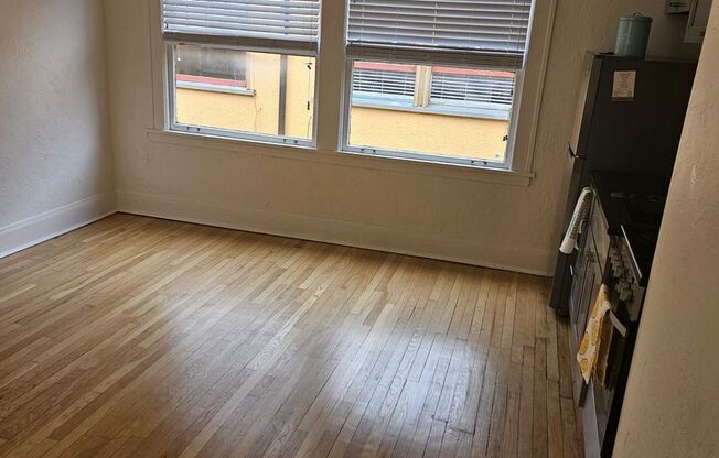 Studio, 1 bath, 337 sqft, $1,100, Unit 22