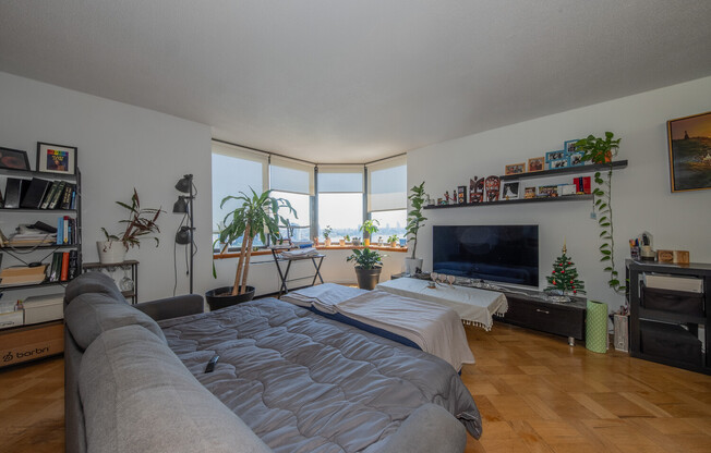 1 bed, 2 baths, 900 sqft, $5,500, Unit 35D