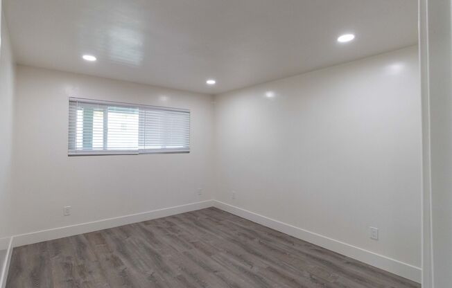 2 beds, 1 bath, 720 sqft, $2,600, Unit M_L