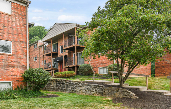 Lush green exteriors at Heritage Hill Estates Apartments, Cincinnati, Ohio 45227