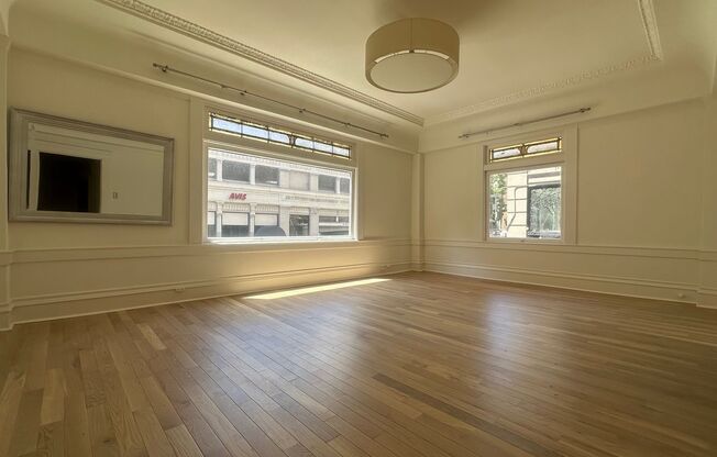Epic REA- Spacious Flexible Plan 2 BR/1 BA Flat in the Heart of The City
