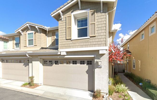 Exclusive, 3 bedroom townhome in sought-after Lakeside community!