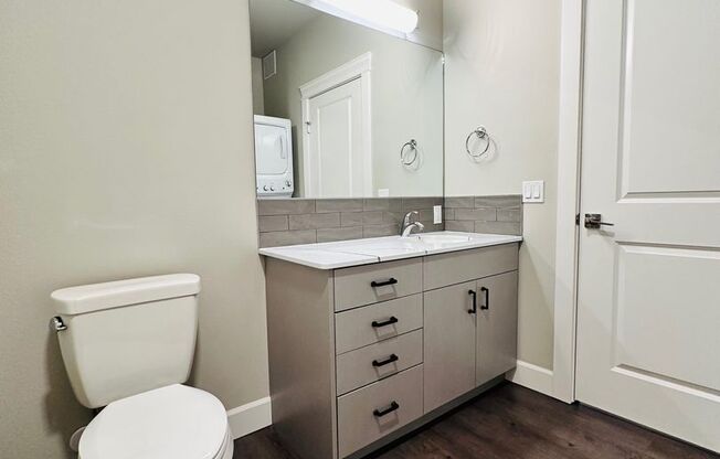 Studio, 1 bath, 327 sqft, $1,570, Unit 4th #214