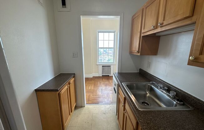 Studio, 1 bath, 413 sqft, $1,425, Unit Royal York 1015