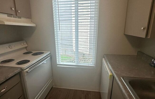 2 beds, 1 bath, 760 sqft, $1,495, Unit 37