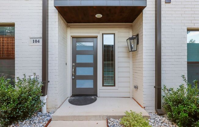 Stunning 3 Bedroom 3.5 Bathroom Townhome in Fort Worth!