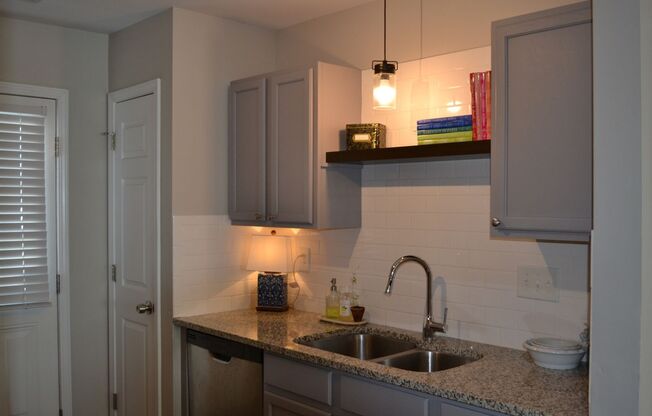 Charming 2BR Townhome in Charlotte