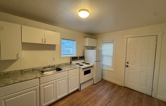 1 bed, 1 bath, 900 sqft, $1,095, Unit 5012 N Regal St