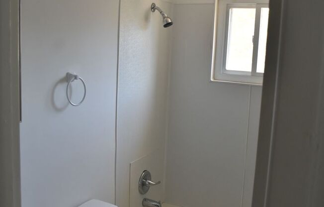 2 beds, 1 bath, 760 sqft, $1,050, Unit B