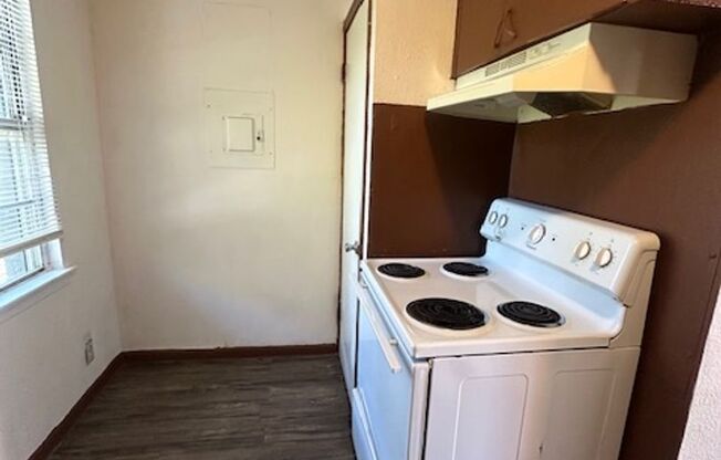 2 beds, 1 bath, 902 sqft, $1,415, Unit 76