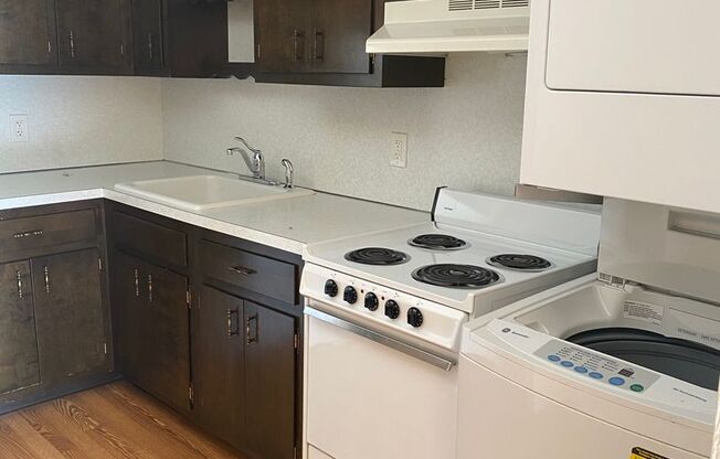 2 beds, 1 bath, $1,625, Unit C04