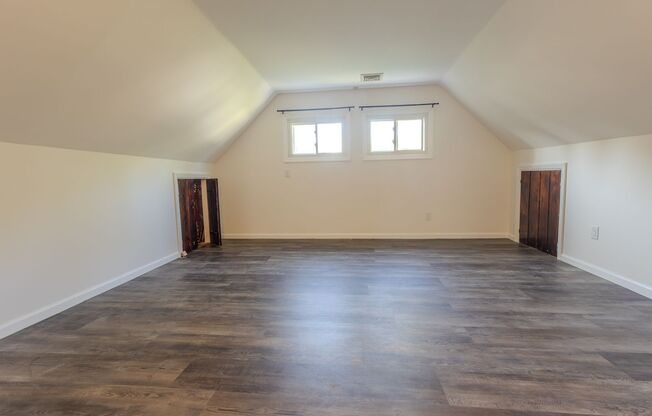 Spacious 2 Bedroom, 1 Bathroom (Full House - Rental)