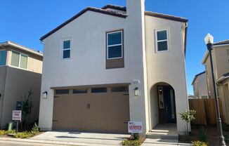 $2,195  Shaw & Leonard, 3 Bed - Longford Way, Clovis - Gated Community & Pool