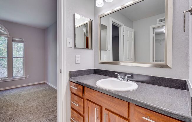 2 beds, 2 baths, $1,650, Unit Unit 213