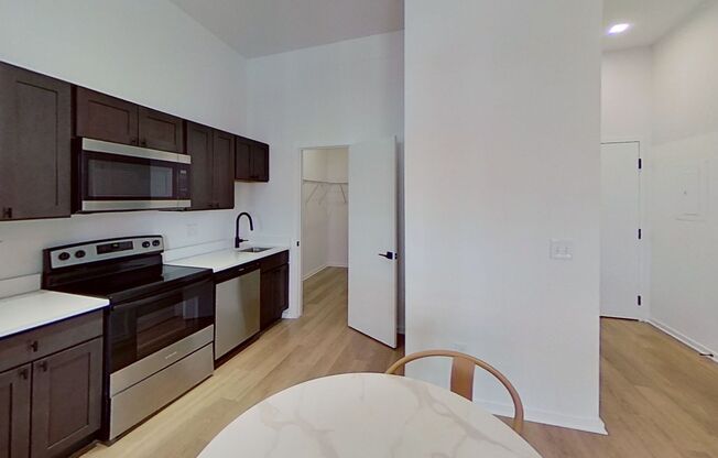 Studio, 1 bath, 414 sqft, $1,320, Unit 306