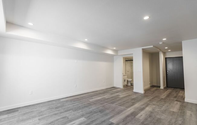 Studio, 1 bath, 575 sqft, $1,948, Unit 117